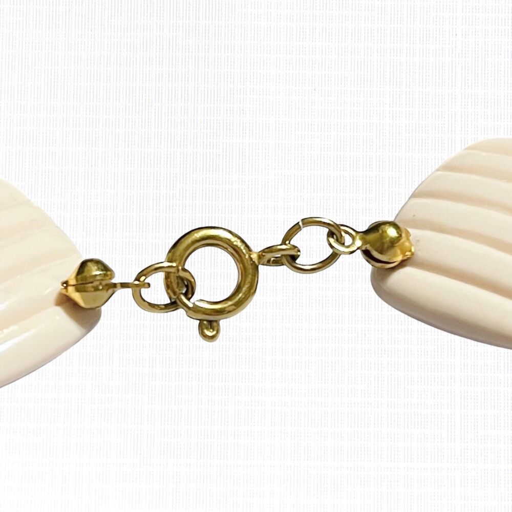 VTG Avon Summer Sands Necklace Clip-On Earrings Set Ribbed Beige Acrylic Mod - Picture 7 of 8